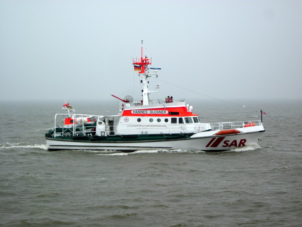 Seenotkreuzer Hannes Glogner (Länge 23,3m / Breite 5,50m) lief am 25.03.2015 von Norderney aus. Das Fzg. dient als Reserve-Seenotkreuzer und ist auf unterschiedlichen Stationen im Einsatz. Die Hannes Glogner ist mit einem Tochterboot Namens Flinthörn (Länge 7,07m / Breite 2,62m) ausgerüstet.