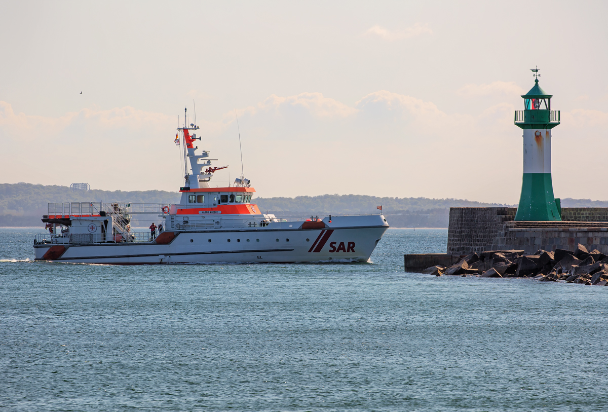 Seenotkreuzer HARRO KOEBKE am Sassnitzer Leuchtturm. - 04.05.2016
