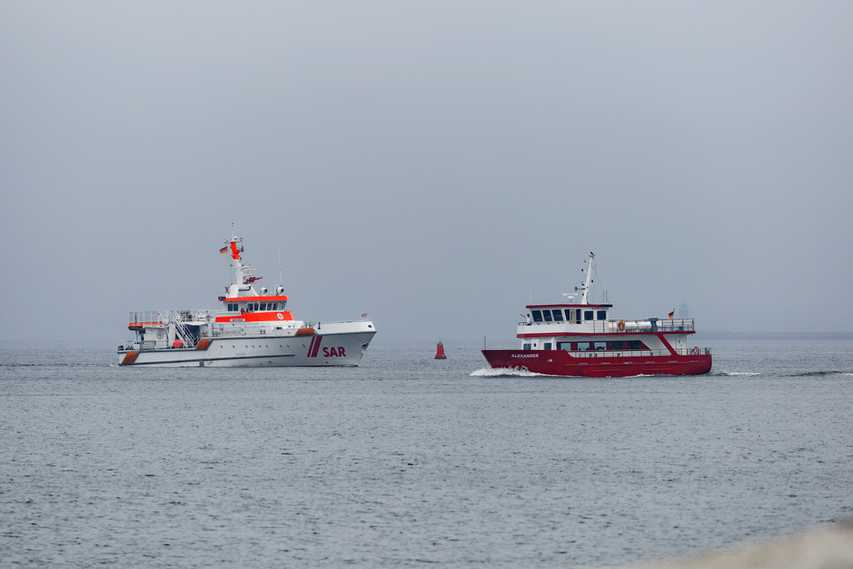 Seenotkreuzer HARRO KOEBKE und Fahrgastschiff ALEXANDER (IMO 9432878) bei leichtem Seenebel vor Sassnitz. - 20.06.2020
