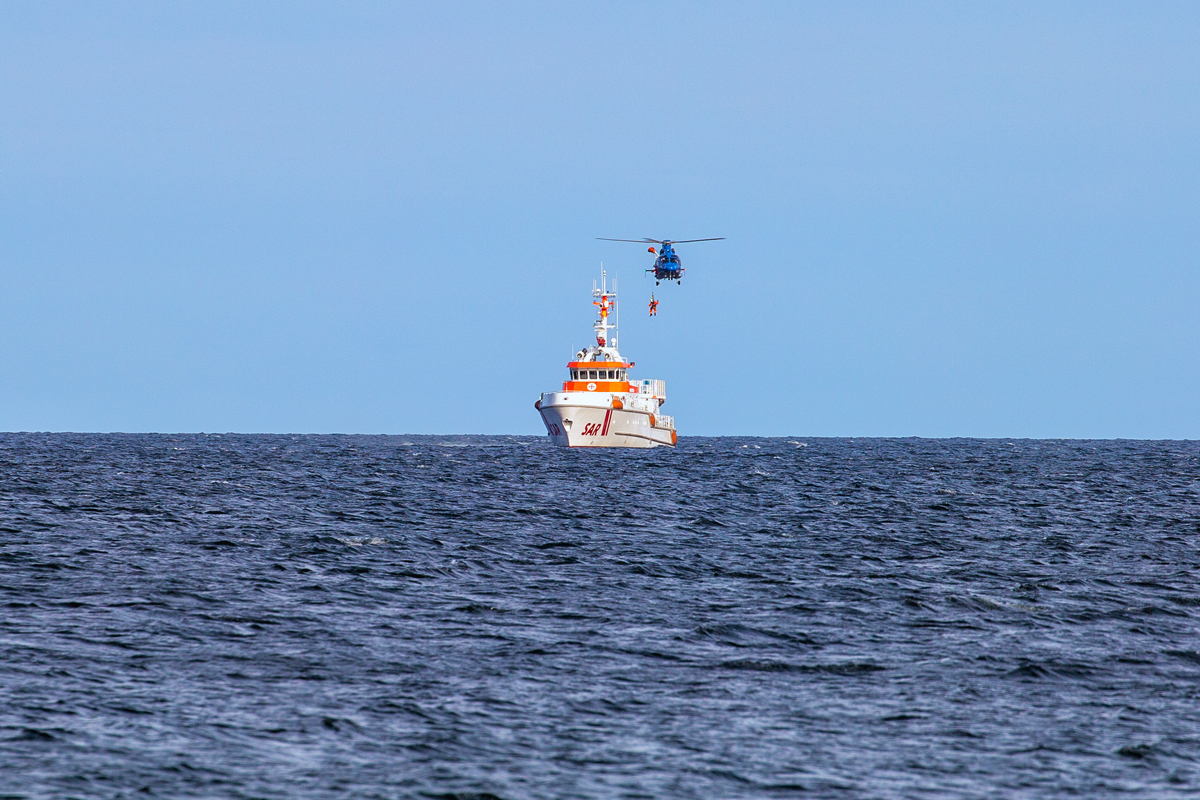 Seenotkreuzer HARRO KOEBKE wird zu Übungszwecken von NORTHERN HELICOPTER D-HNHB angeflogen. - 30.07.2020