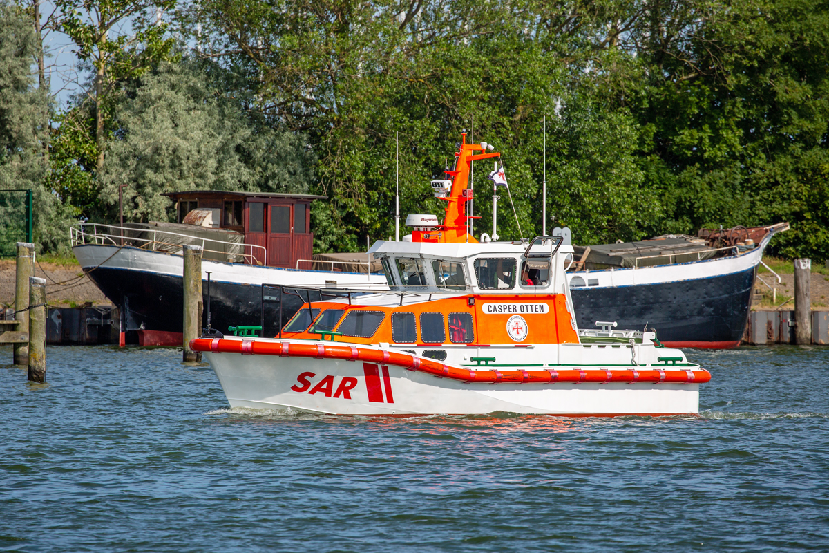 Seenotrettungsboot CASPER OTTEN im Hafen von Lauterbach. - 24.07.2022