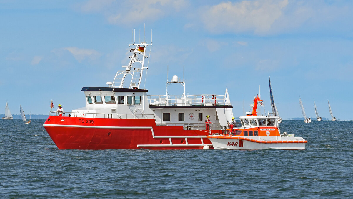 Seenotrettungsboot ERICH KOSCHUBS längsseits des DGzRS-traingsschiffes TS 209. Ostsee vor Lübeck-Travemünde, 21.08.2021