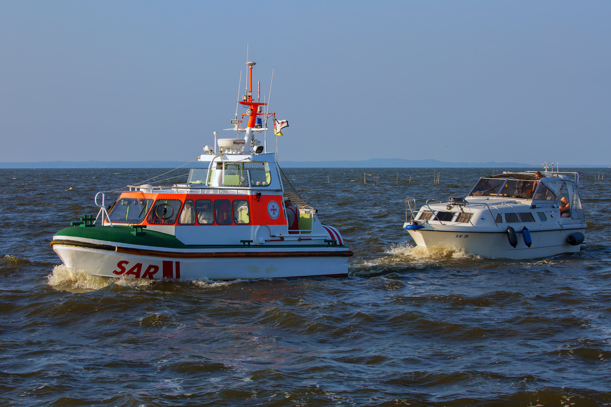 Seenotrettungsboot GERHARD ten DOORNKAAT mit Havarist im Schlepp vor Ueckermünde. - 24.07.2016