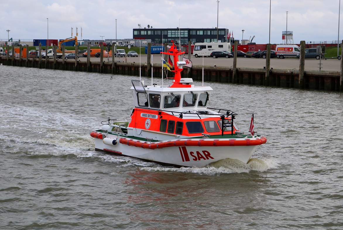 Seenotrettungsboot  Hans Dittmer  erreicht den Norddeicher Osthafen. [25.7.2017 - 11:01 Uhr]