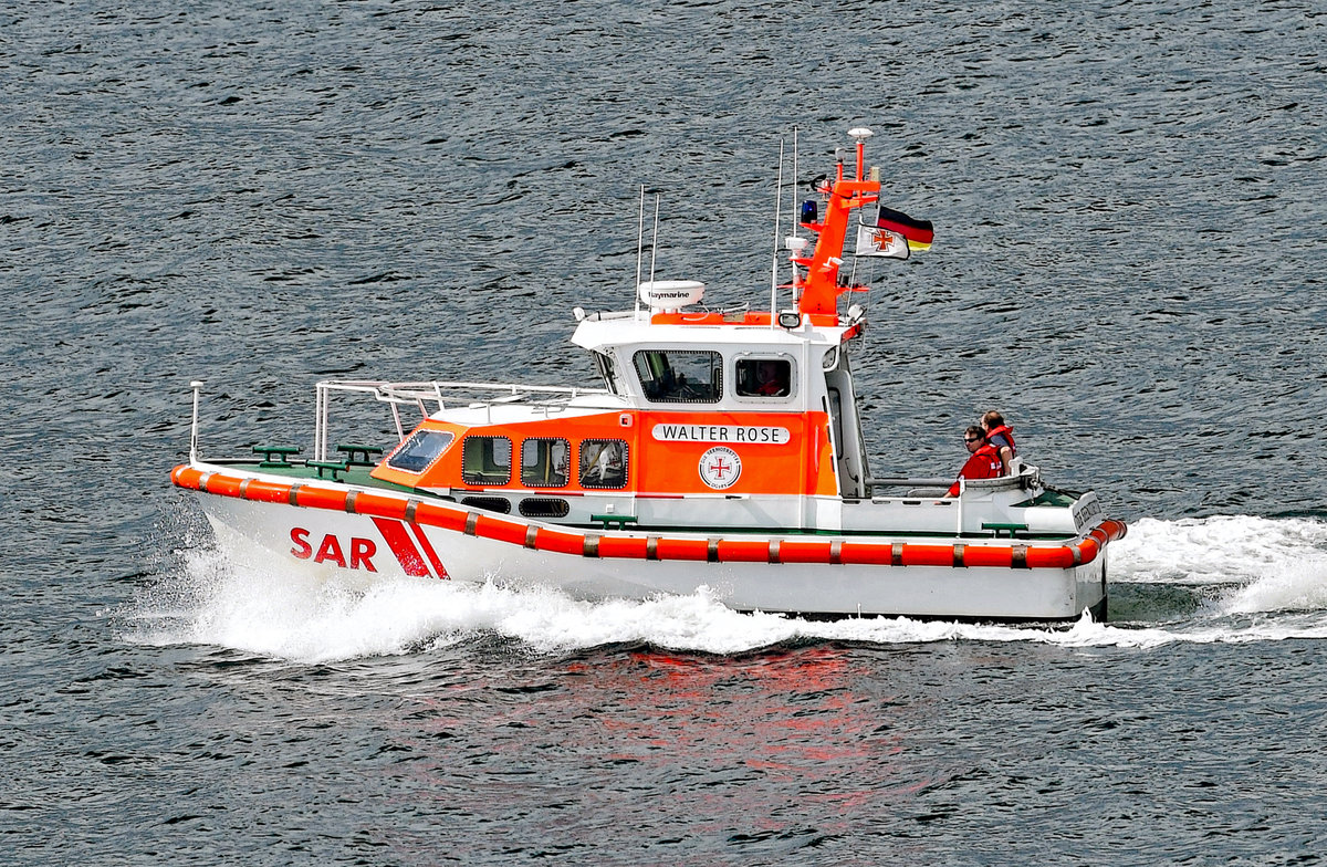 Seenotrettungsboot WALTER ROSE (Aufnahme vom 21.08.2016). Es wurde 2003 unter dem Namen VERENA in den Dienst gestellt und zunächst als Tochterboot des Seenotkreuzers HERMANN MARWEDE(Station Helgoland) eingesetzt. Ende 2012 erhielt dieser Seenotkreuzer ein neues Tochterboot. Seither kommt die WALTER ROSE als eigenständige Rettungseinheit auf der Freiwilligen-Station Schilksee an der Kieler Förde zum Einsatz.
