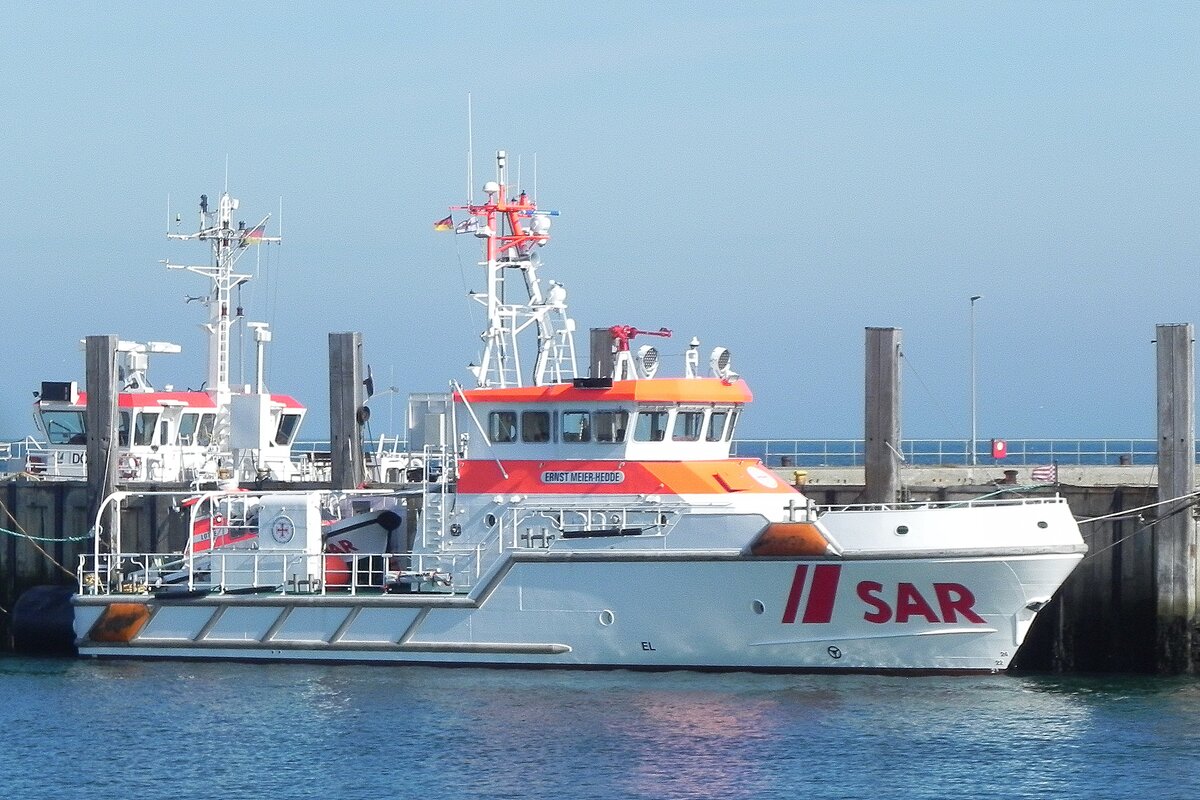 Seenotrettungskreuzer Ernst Meier-Hedde am 19.09.25 im Hafen der Insel Helgoland. Gebaut wurde die 28 Meter lange ERNST MEIER-HEDDE 2015 bei der Fassmer-Werft in Berne-Motzen. Benannt wurde der Seenotrettungskreuzer nach dem Reeder Ernst Meier-Hedde (1913-1994), Mitbegründer der Bremer Schlüssel-Reederei für Massengutschiffe. Er war von 1980 bis 1990 elf Jahre lang ehrenamtlicher Vorsitzer der Seenotretter.