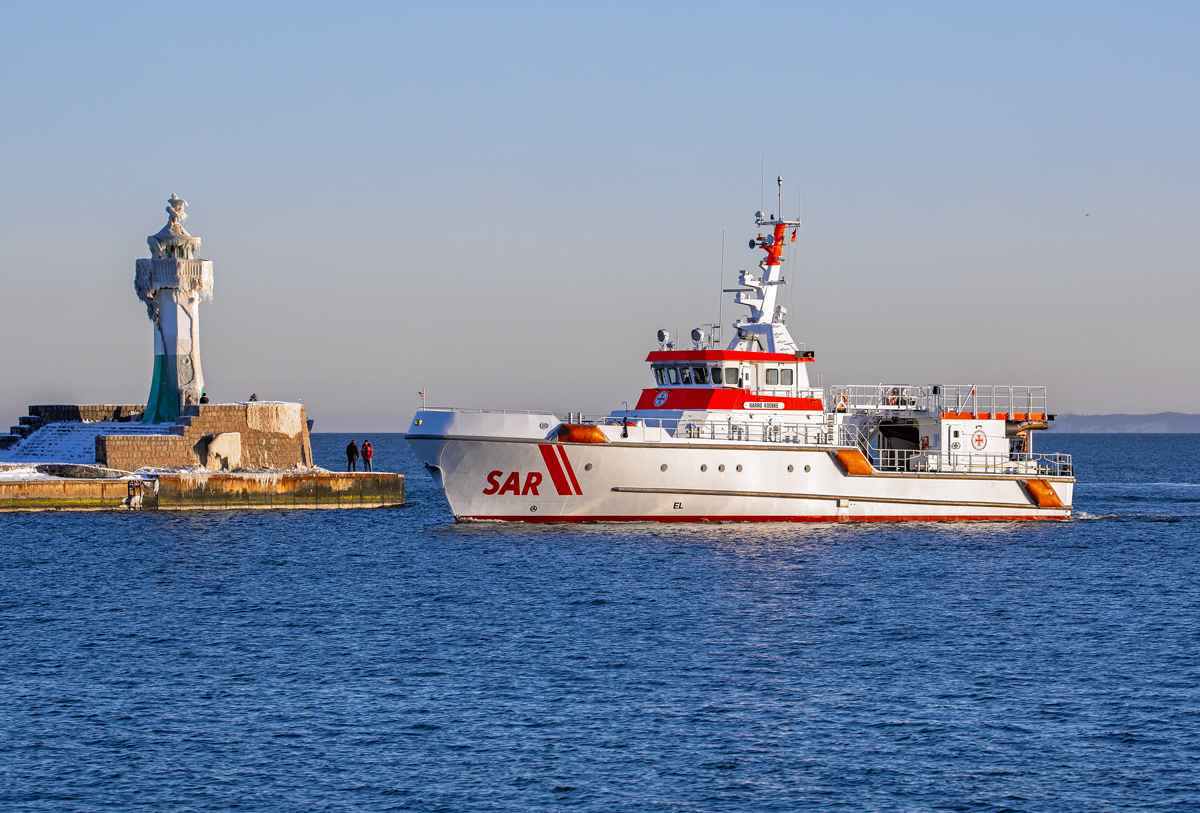 Seenotrettungskreuzer HARRO KOEBKE am vereisten 0stmolenfeuer in Sassnitz. - 14.02.2021