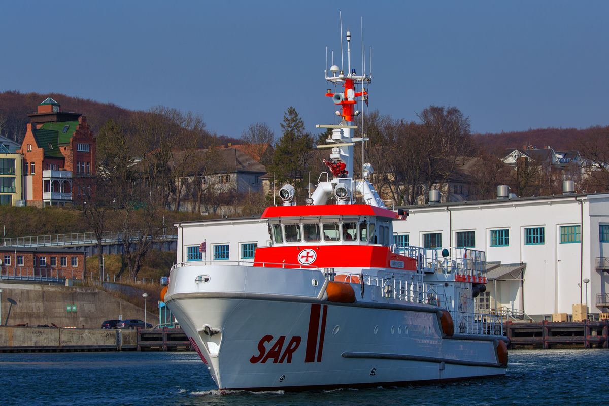 Seenotrettungskreuzer HARRO KOEBKE auf seiner „Hafenrundfahrt“ in Sassnitz. - 05.04.2018