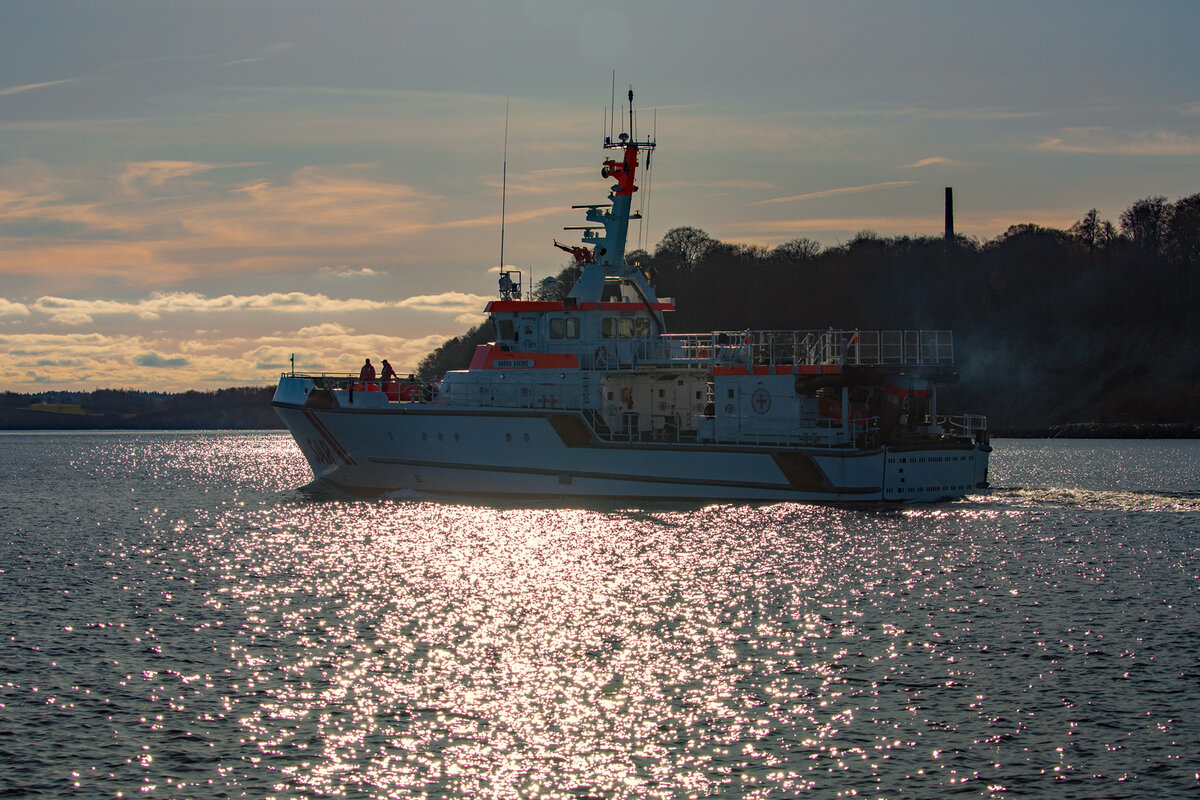 Seenotrettungskreuzer HARRO KOEBKE auslaufend in Sassnitz bei Gegenlicht. - 17.03.2024