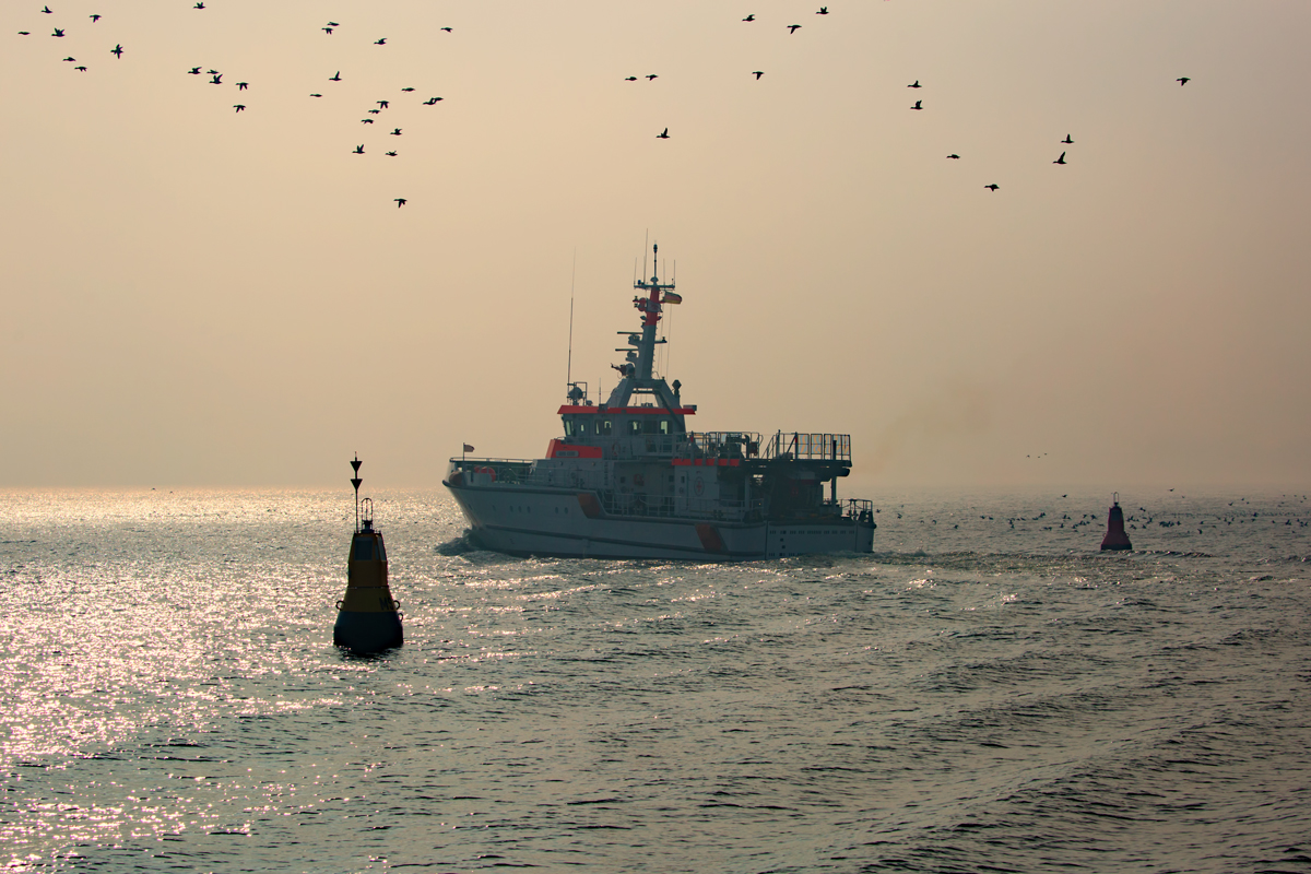 Seenotrettungskreuzer HARRO KOEBKE fährt in den Seenebel vor Sassnitz. - 11.03.2018