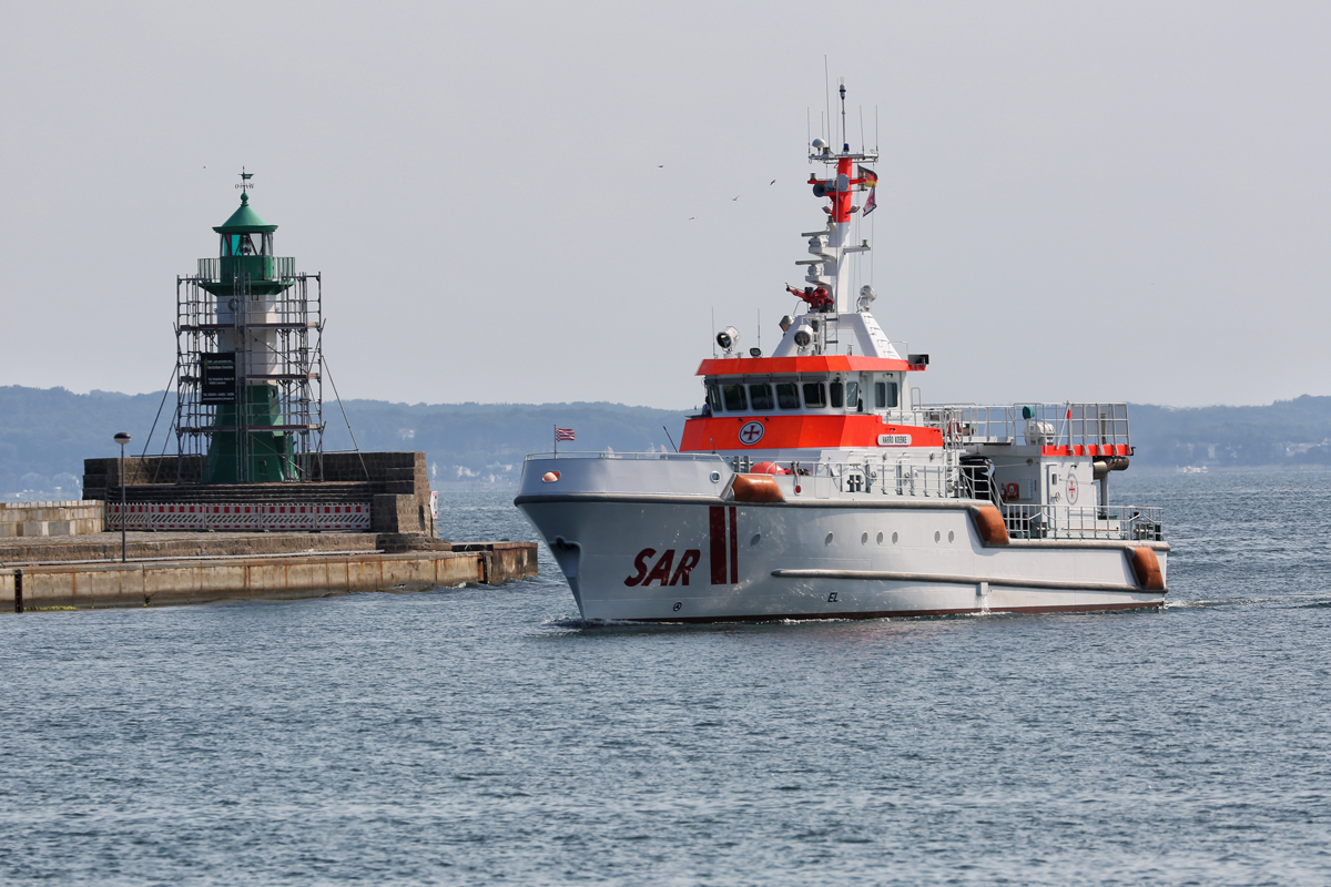 Seenotrettungskreuzer HARRO KOEBKE Höhe eingerüstetem Leuchtturm in Sassnitz. - 03.08.2018