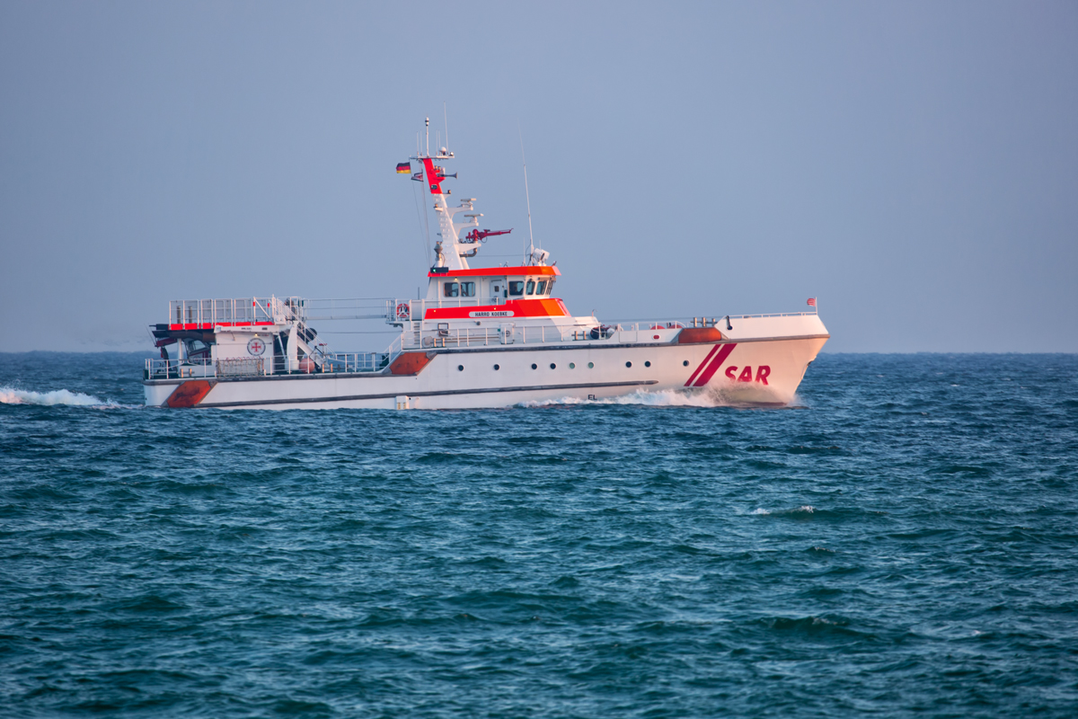 Seenotrettungskreuzer HARRO KOEBKE in langsamer Fahrt voraus auf der Prorer Wiek. - 09.02.2018