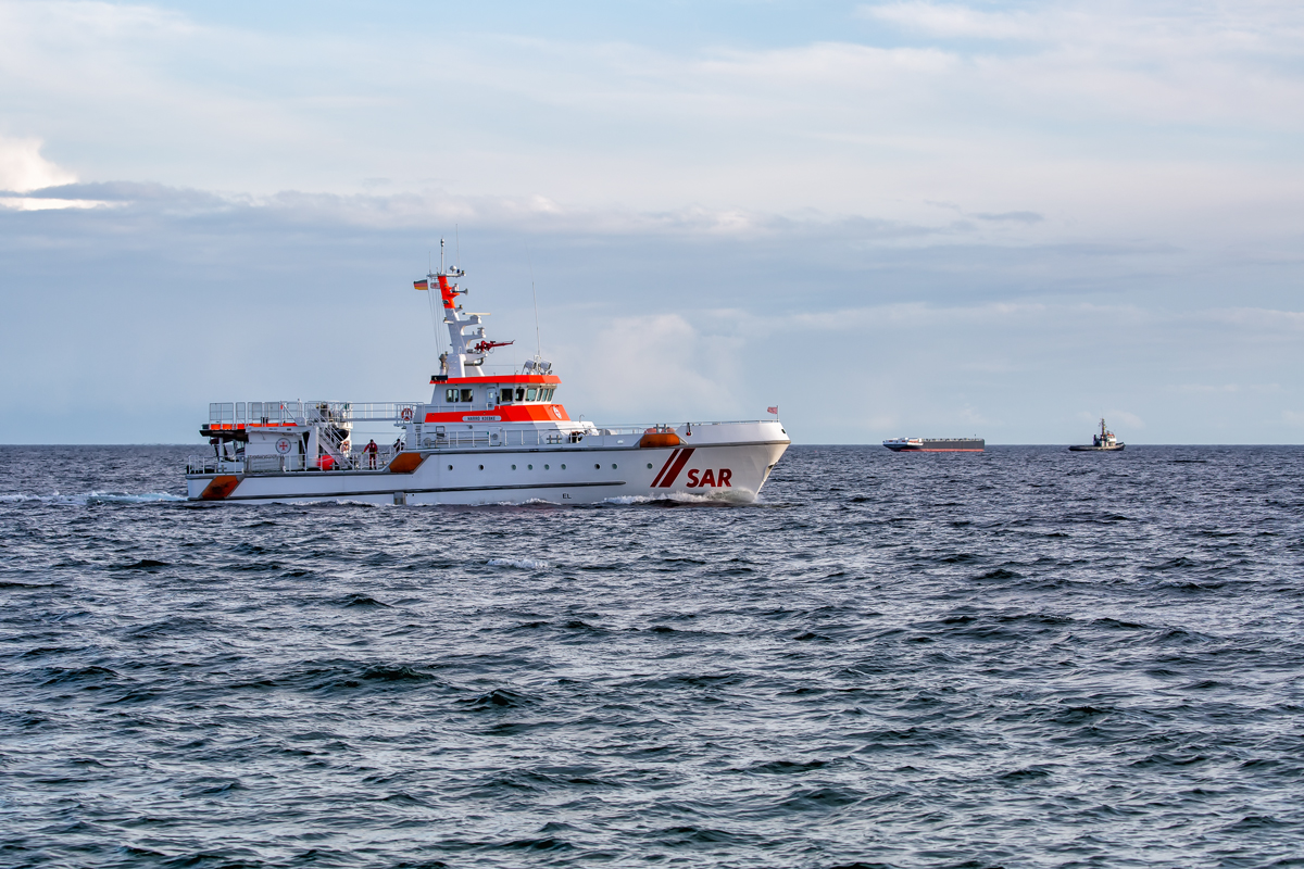 Seenotrettungskreuzer HARRO KOEBKE vor Sassnitz und im Hintergrund der polnische Schlepper CYKLOP ( IMO.:6605448) im Schleppverband. - 01.03.2020