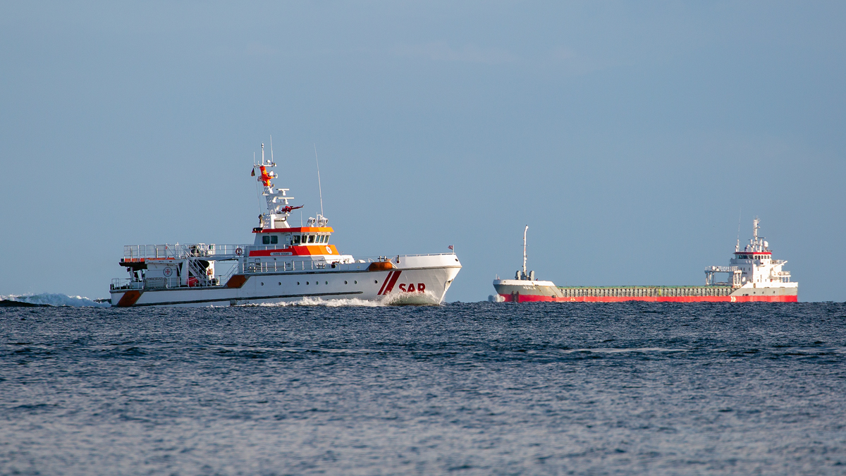 Seenotrettungskreuzer HARRO KOEBKE vor Sassnitz und im Hintergrund Cargo Containerschiff HEKLA (IMO 9356505) von Mukran kommend. - 09.10.2020

