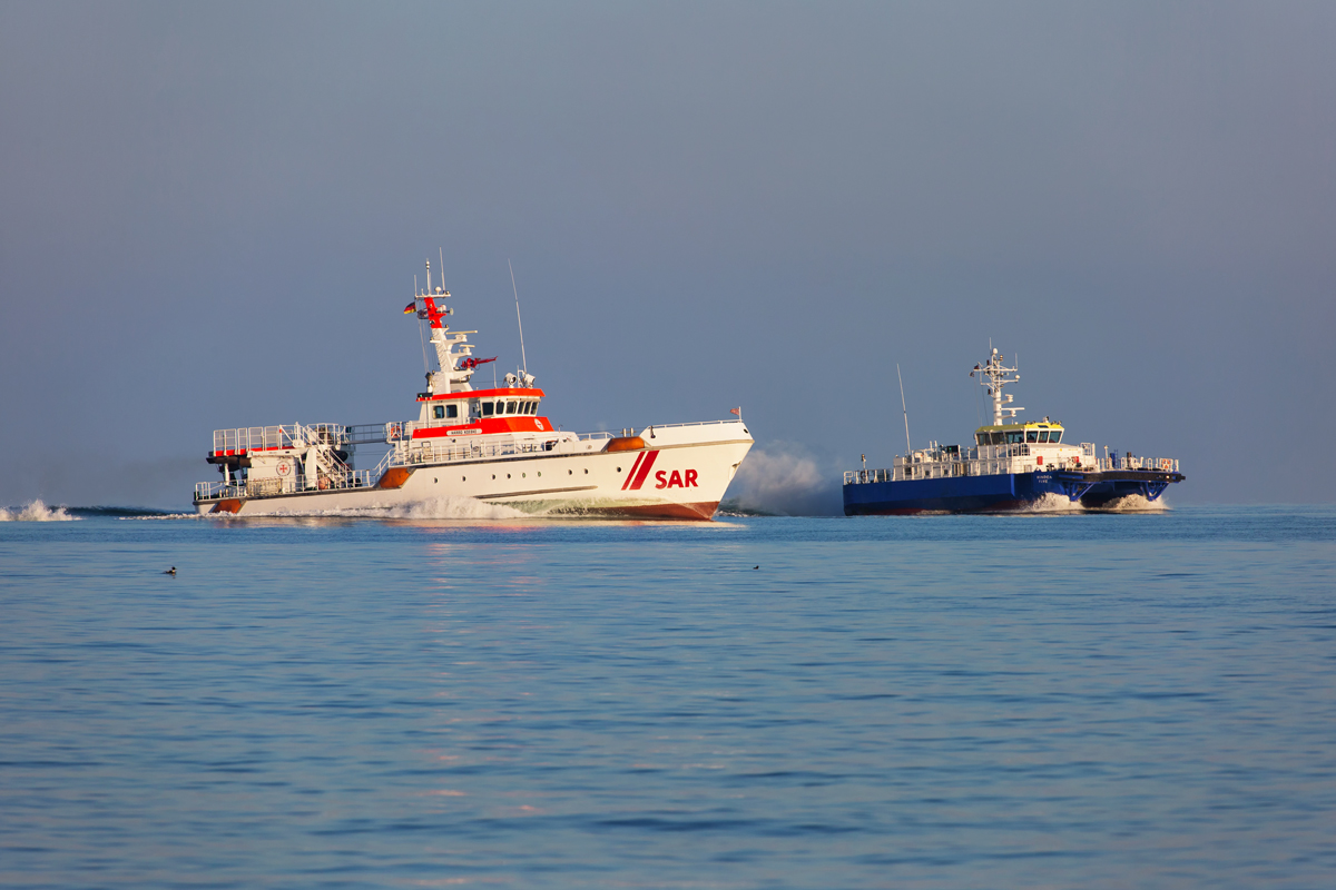 Seenotrettungskreuzer HARRO KOEBKE und WINDEA FIVE (IMO 9514119) vor Rügens Kreidefelsen. - 07.02.2018