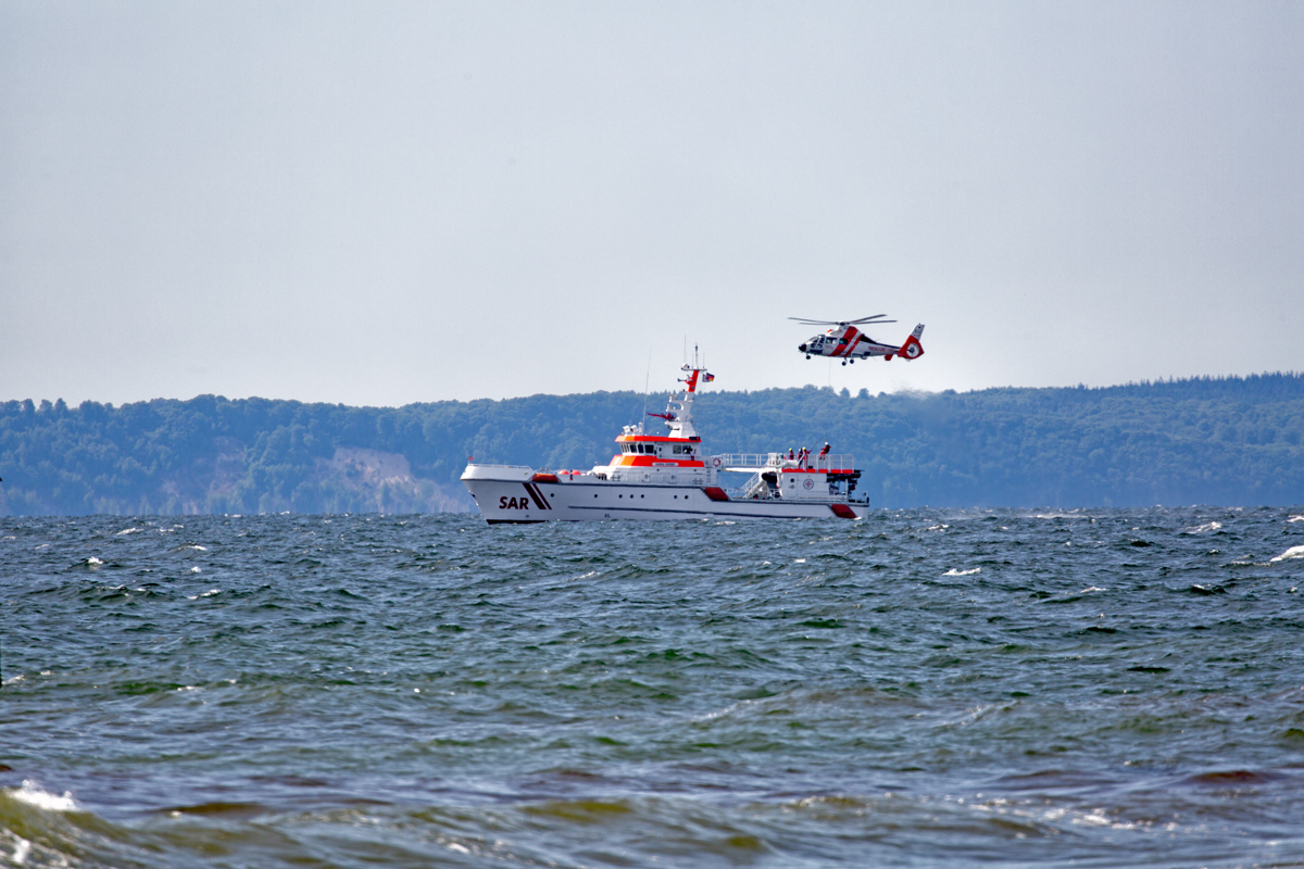 Seenotrettungskreuzer HARRO KOEBKE wird mehrfach vom Offshore-Rettungshubschrauber (D-HOAR) zu Übungszwecken angeflogen. - 21.05.2018