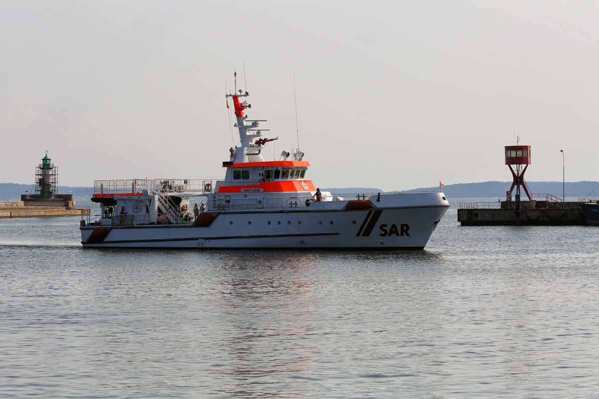 Seenotrettungskreuzer HARRO KOEBKE zwischen dem Ost-u. Westmolenfeuer im Sassnitzer Hafen. - 03.08.2018
