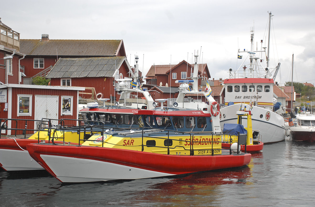 Seenotrettungsschiff »STEN A OLSSON« SAR 474-1360 der swedischen »Sjöråaddning« im Hafen von Käringön aufgenommen.
Aufnahme: 3. August 2017.