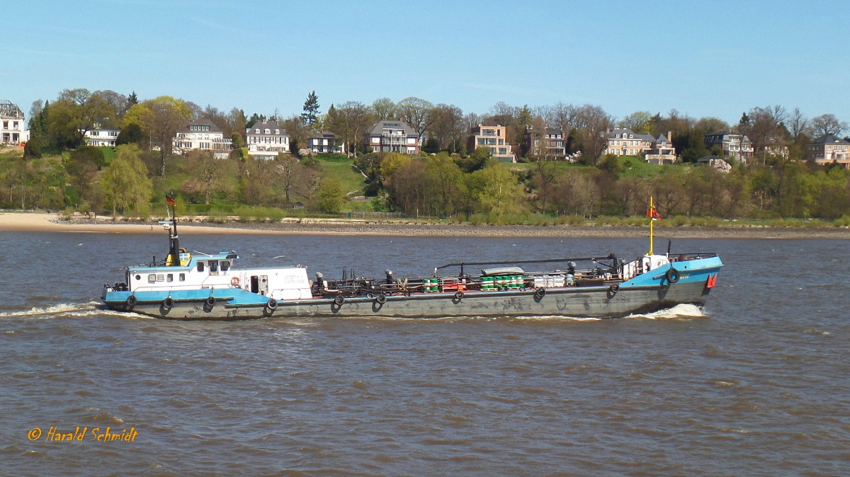 SEEVE (ENI 05115920) am 21.4.2015, Hamburg, Elbe Höhe Bubendeyufer /

TMS, Bunkerboot  / Lüa 50,5 m, B 8 m, Tg 2,7 m / Tragfähigkeit 645 t / gebaut 1996 bei Norderwerft, Hamburg, Kasko bei Lodenice Chwalletitz, Tschechische Republik / Eigner: Friedrich G. Frommann GmbH & Co., Hamburg / Heimathafen: Hamburg /
