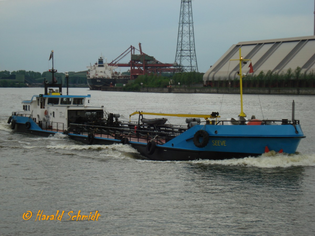 SEEVE (ENI 05115920) am 27.4.2009, Hamburg, im Köhlbrand Höhe Anleger Neuhof /
TMS, Bunkerboot  / Lüa 50,5 m, B 8 m, Tg 2,7 m / Tragfähigkeit 645 t / gebaut 1996 bei Norderwerft, Hamburg, Kasko bei Lodenice Chwalletitz, Tschechische Republik / Eigner: Friedrich G. Frommann GmbH & Co., Hamburg / Heimathafen: Hamburg /,