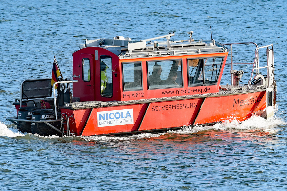 Seevermessungsboot MERCATOR HH-A 612 am 05.02.2020 auf der Trave unweit Lübeck-Travemünde