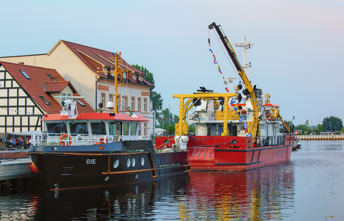 Seezeichenmotorschiff „Oie“ und Gewässerüberwachungs - und Ölfangschiff „Strelasund“ im Stadthafen zu den 51. Ueckermünder Hafftagen. - 27.07.2014