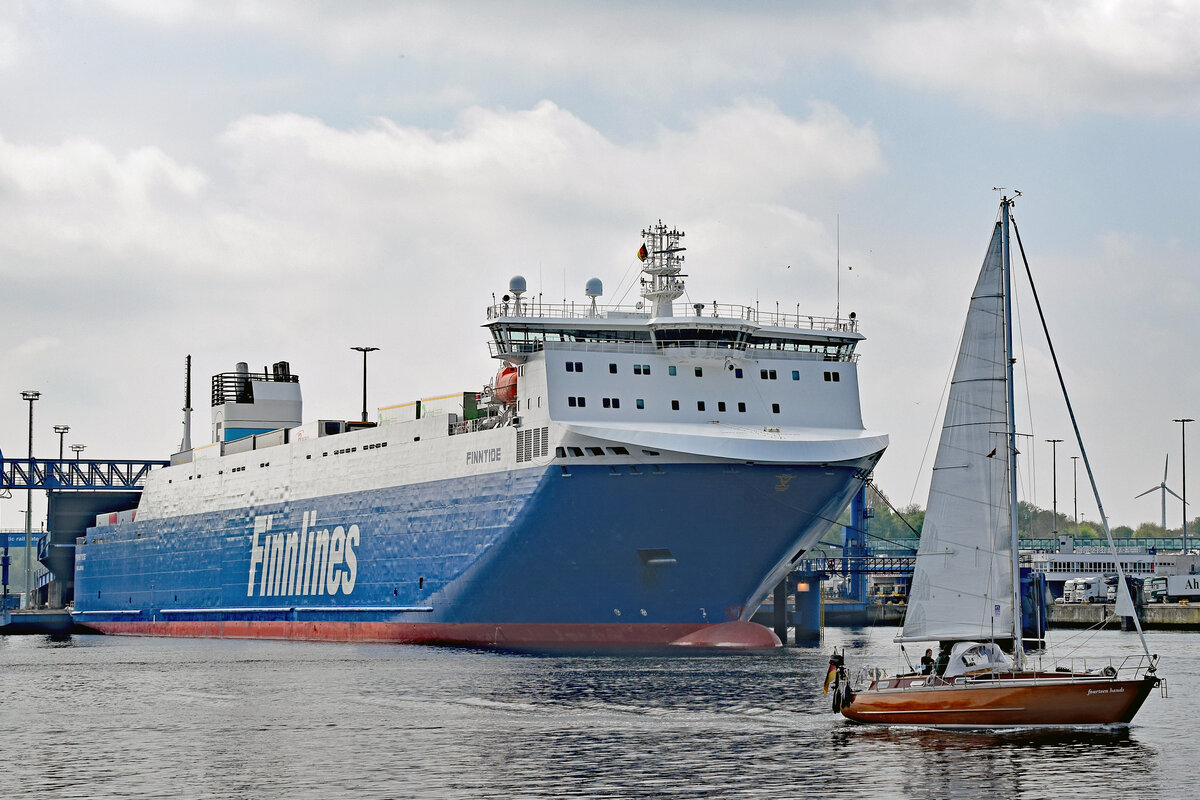 Segelboot FOURTEEN HANDS am 15.5.2021 unweit der Finnlines-Fähre FINNTIDE. Lübeck-Travemünde, Skandinavienkai