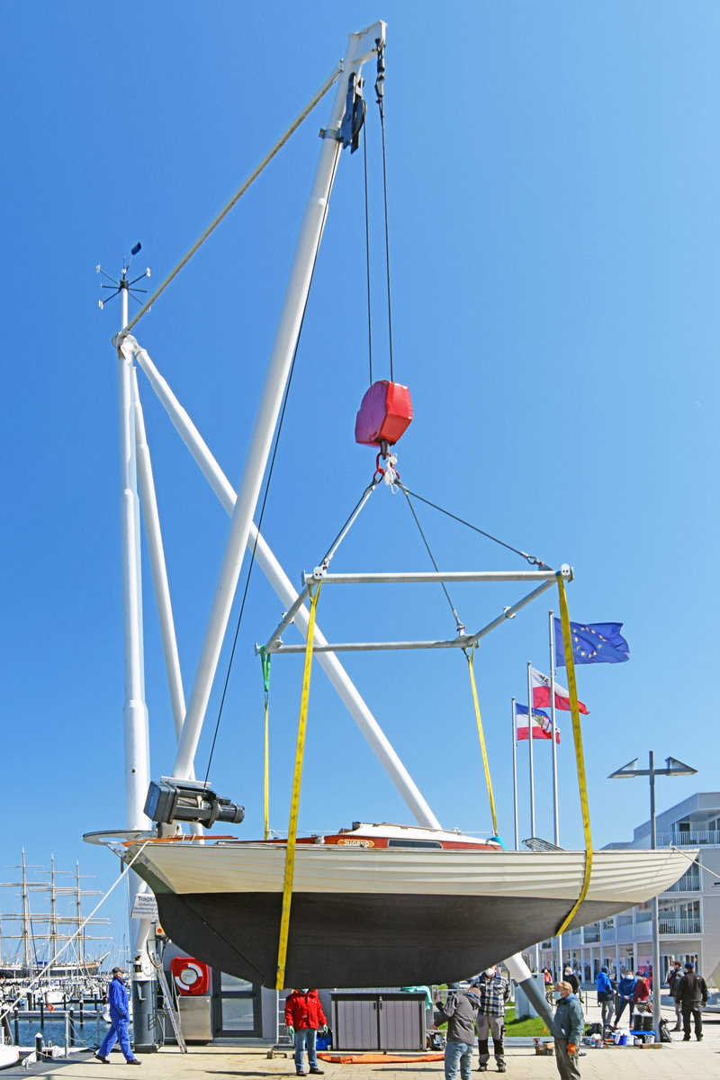 Segelboot JUGEND des Segler-Vereins Herrenwyk in Travemünde. Aufnahme vom 17.04.2021 im Passathafen Travemünde. Wenige Minuten später wird es dem nassen Element übergeben.