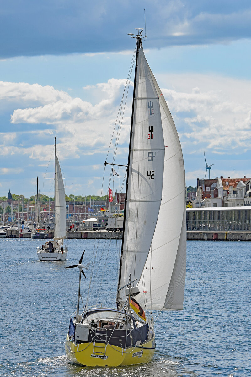 Segelboot KOMPROMISS am 24.5.2021 im Hafen von Lübeck-Travemünde