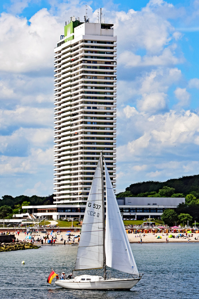 Segelboot mit Kennung G537 am 9.6.2019 auf der Ostsee vor dem Hotel Maritim