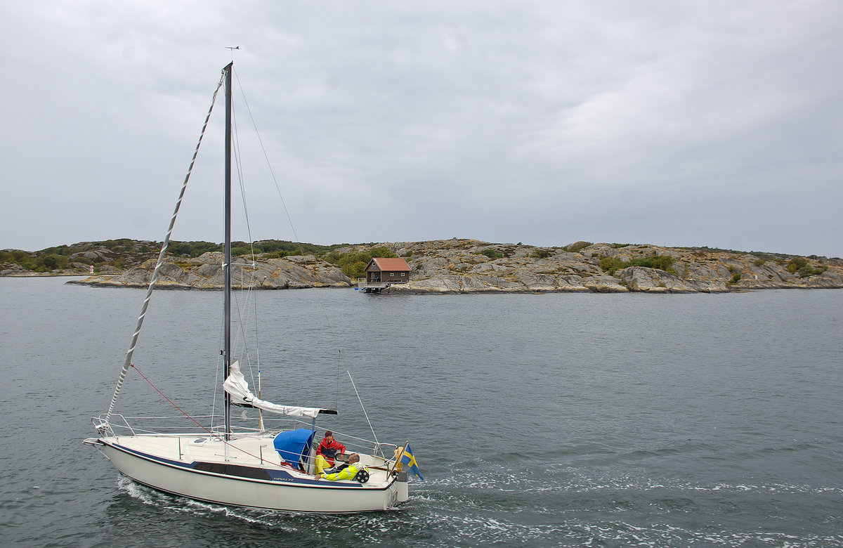 Segelboot im Schärgarten von Bohuslän nördlich von Göteborg. Im Hintergrund ist die Felseninsel Tornö zu sehen.
Aufnahme: 3. August 2017.