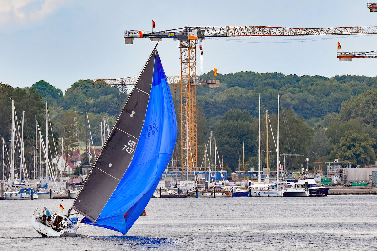 Segelboot SoniC am 26.06.2022 im Hafen von Lübeck-Travemünde