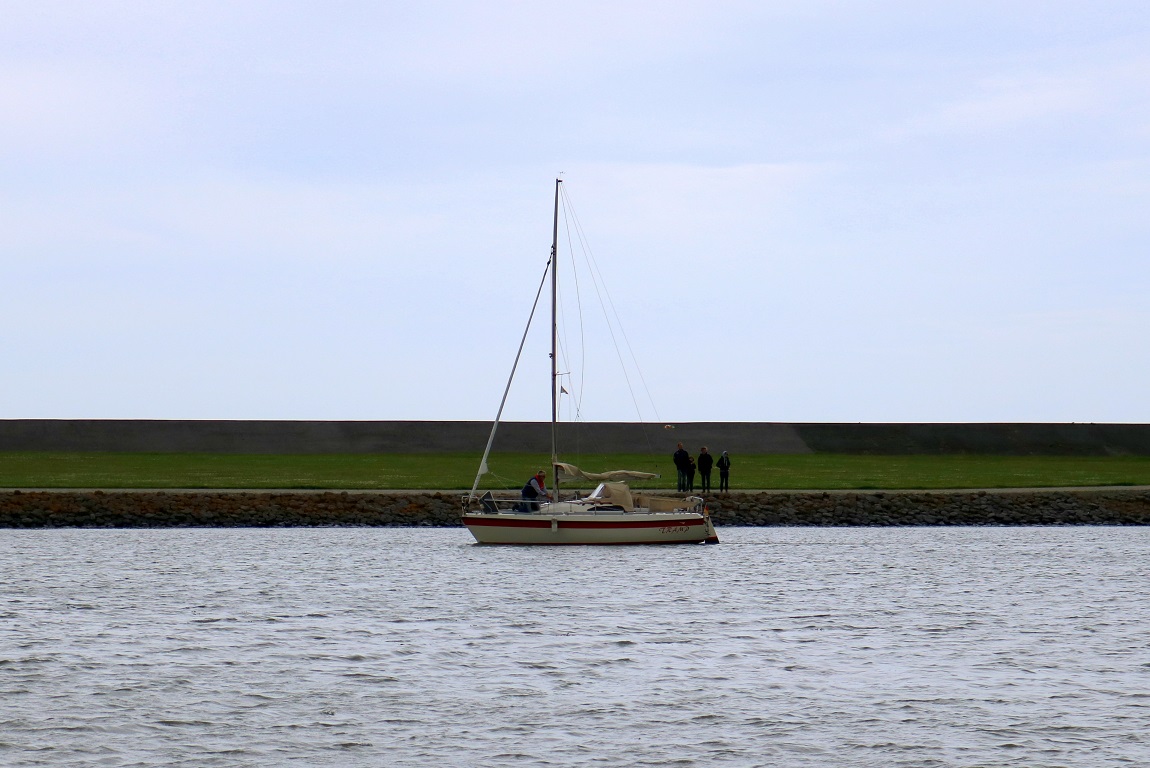 Segelboot  TRAMP  erreicht den Norddeicher Hafen. [27.7.2017 - 15:54 Uhr]
