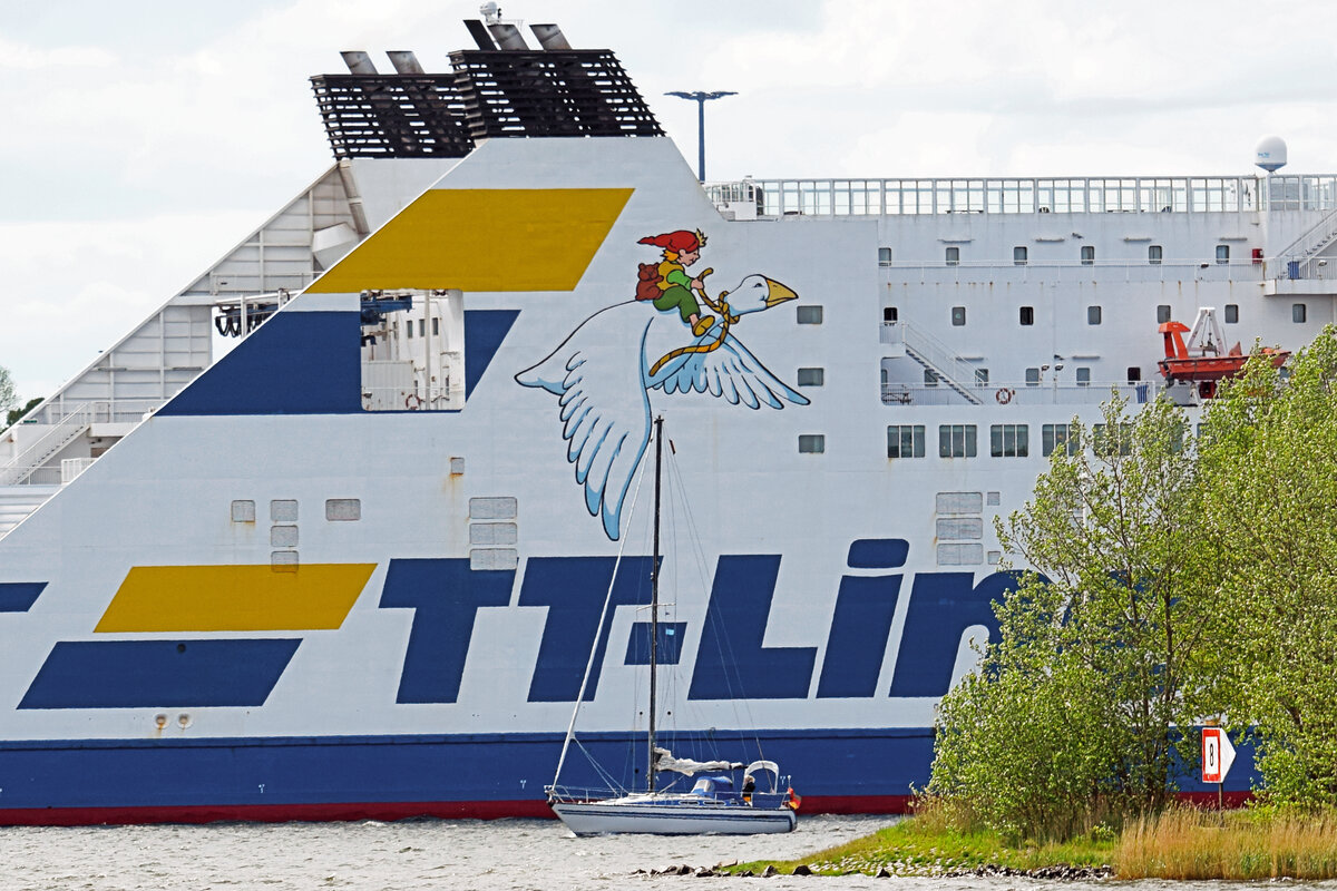 Segelboot vor TT-Line-Fährschiff NILS HOLGERSSON. Lübeck-Travemünde, 24.5.2021