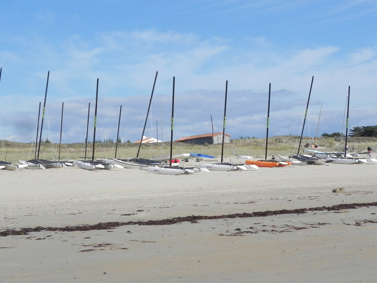 Segelboote am Strand von Barbatre auf der Insel Noirmoutier, Departement Vendee an der französischen Atlantikküste am 08.09.2019