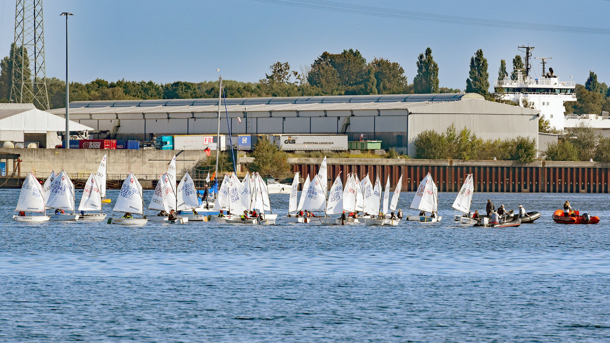 Segelboote auf dem Breitling in Höhe Lübeck-Schlutup. Aufnahme vom 20.09.2020