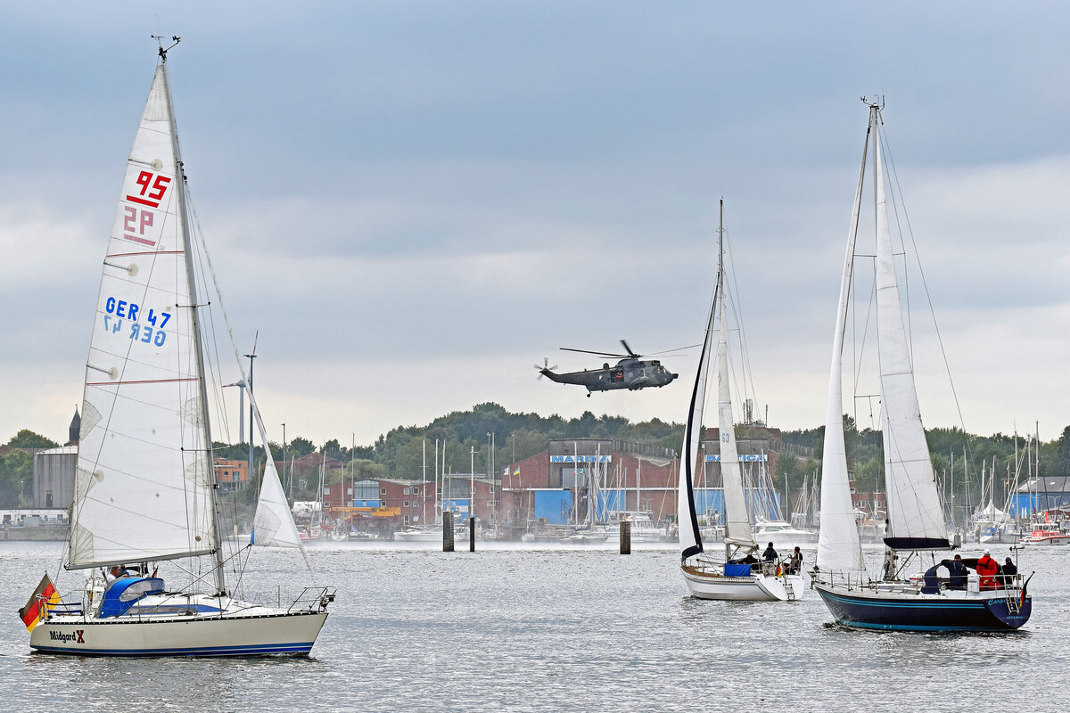 Segelboote im Hafen von Lübeck-Travemünde (27.08.2022). Im Hintergrund: Marine-Hubschrauber 89+58
