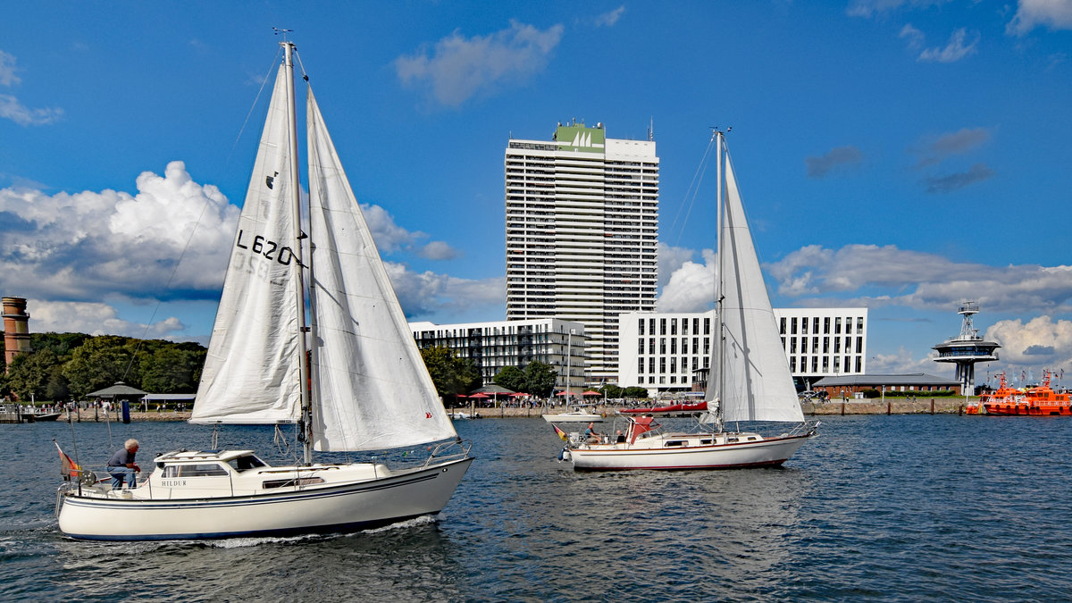 Segelboote in Höhe des Hotels MARITIM in Richtung Ostsee steuernd. Lübeck-Travemünde, 29.08.2020