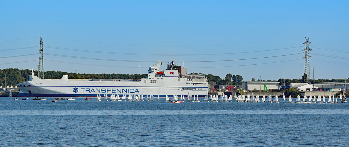 Segelboote (Regatta) vor der GENCA (IMO 9307372) am 20.09.2020 auf dem Breitling in Höhe von Lübeck-Schlutup