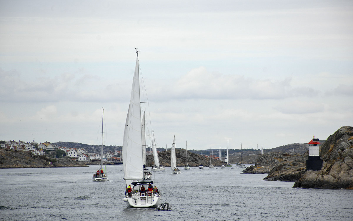 Segelboote im Schärenhof von Bohuslän - hier im Bereich zwischen Harmönö Naturreservat und der Insel Råön. Aufnahme: 3. August 2017.