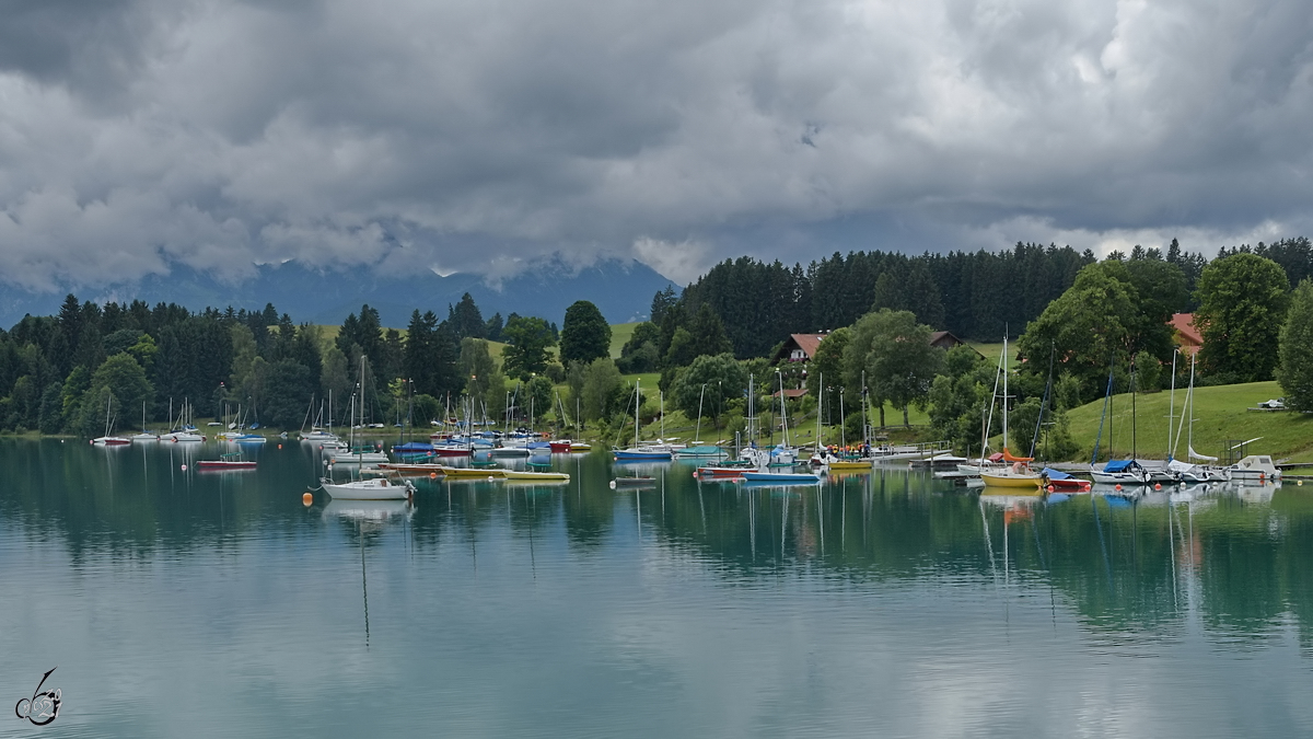 Segelboote im Yachthafen von Dietringen, so gesehen Anfang Juli 2017 auf dem Forggensee.