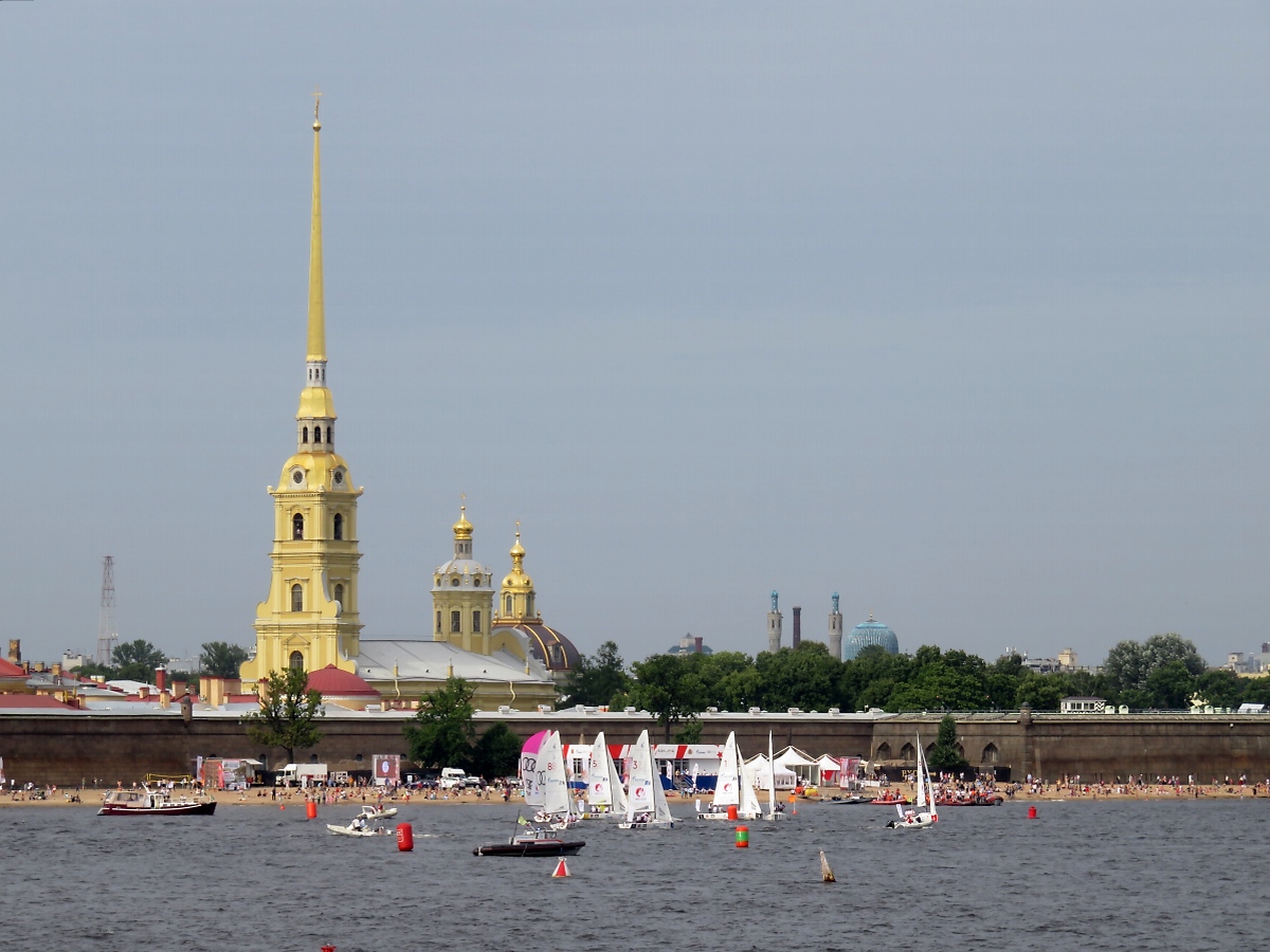 Segelbootschule vor der Peter-und-Paul-Kathedrale in St. Petersburg, 12.8.17