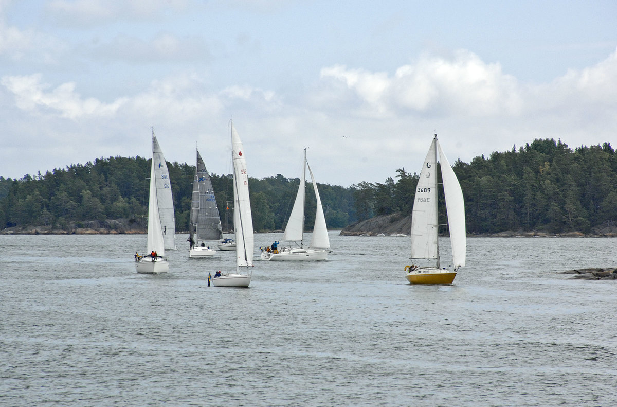 Segelbotte im Stockholmer Schärenhof vor der Insel Skarpö. Zwischen Norrtälje im Norden und Nynäshamn im Süden liegen nicht weniger als 30.000 Inseln und Inselchen – die Stockholmer Schären. Nur ein Bruchteil ist bewohnt und wird von den Schiffen der Reedereien Waxholmsbolaget, Cinderella Båtarna (Strömma) und Utö Rederi angefahren.
Aufnahme: 27. Juli 2017.