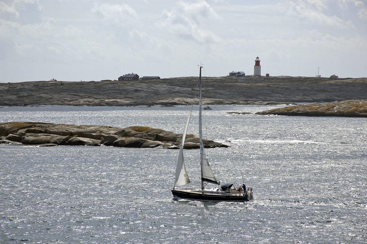 Segeleschiff - 1-Master vor der Insel Kleven im Scherenhof von Bohuslän in Schweden. Aufnahme: 2. August 2017.