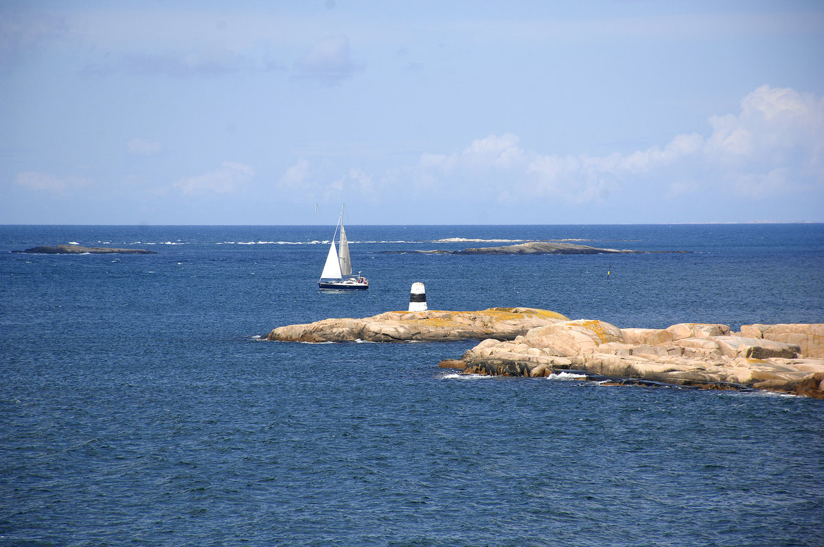 Segeleschiff - 1-Master vor der Insel Kleven im Scherenhof von Bohuslän in Schweden. Aufnahme: 2. August 2017.