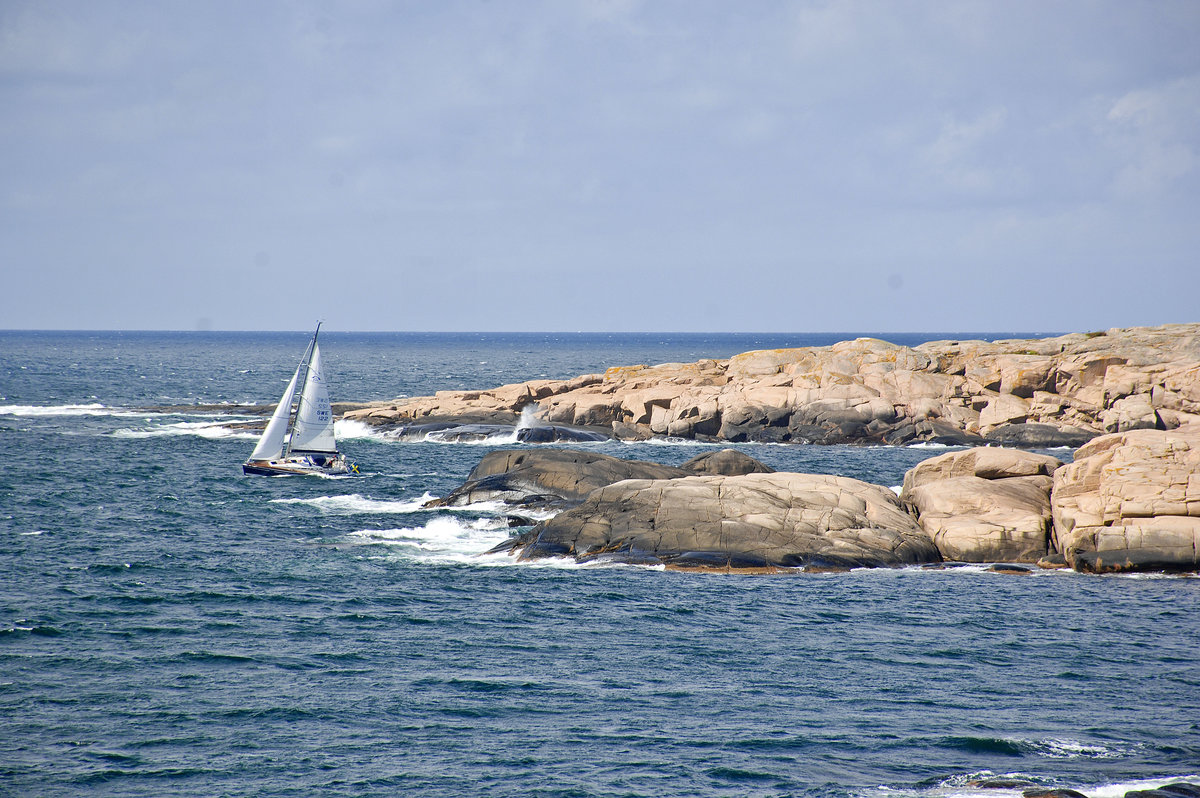 Segelschiff 1-Master vor der Insel Klaffen im Schärenhof von Bohuslän in Schweden. Aufnahme: 2. August 2017-