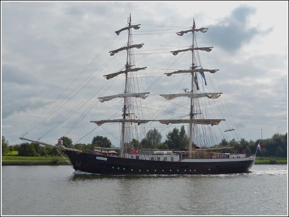 Segelschiff 2 Master Mercedes (Brigg),Flagge NL, L 50 m, B 7,6 m Masthhe 35 m, Segelflche 900 m, Motorleistung 800Ps, Geschw. unter Segeln 16 kn, mit Motor 12 kn. Heimathafen Amsterdam. An Tagesfahrten knnen bis zu 130 Personen Teilnehmen. Das Schiff hat keine Kabinen zum bernachten an Bord. Aufgenommen auf dem Nord- Ostsee- Kanal bei Rendsburg am 18.09.2013.