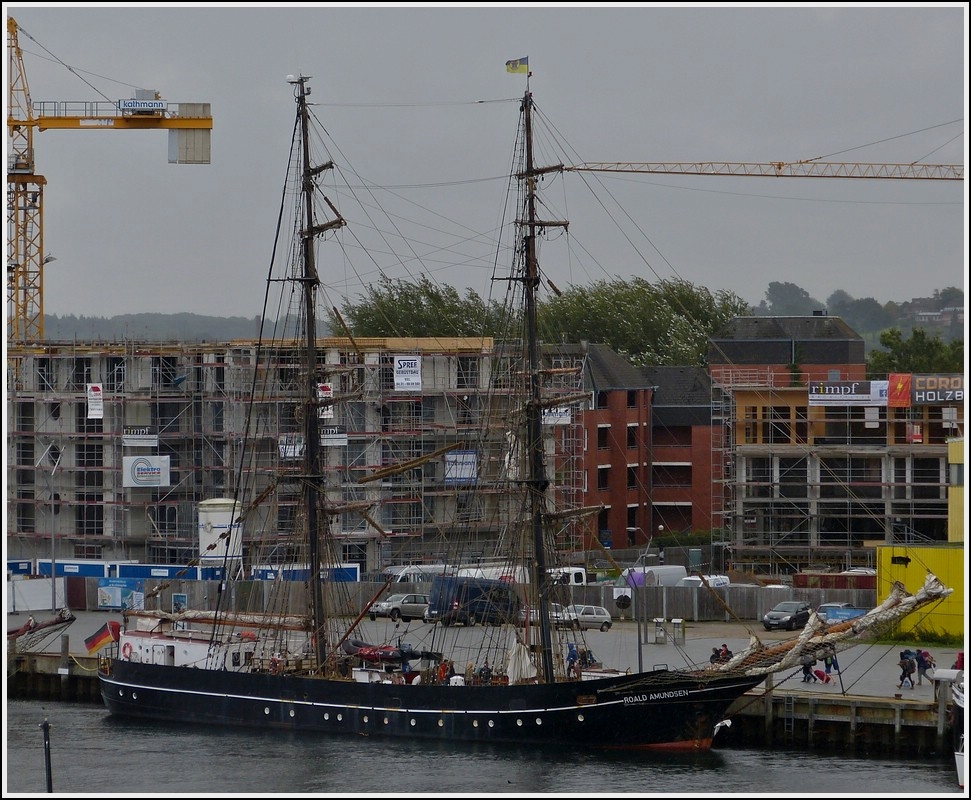 Segelschiff 2 Master Roald Amundsen aufgenommen in Ihrem Heimathafen Eckernfrde am 16.09.2013. 
Schiffsdaten: Bj 1952 in Rolau an der Elbe, 1992 zum Segelschiff umgebaut, Flagge Deutschland, L 50,2 m, B 7,2 m, Besatzung Stammcrew 16 Mann, 8 Zyl. Dieselmotor Motor mit 300 Ps, Segelflche 850 m,