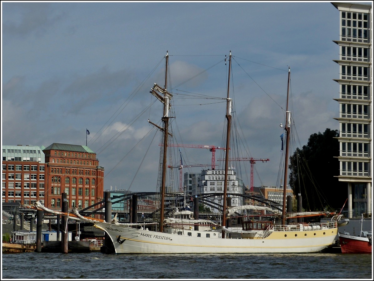 Segelschiff 3 Mast Gaffelschoner MARE FRISIUM, Bj 1916, Flagge Niederlande, IMO  5344592, L 52 m, B 6,70 m , Masthhe 29 m, Segelflche 634 m, max Geschwindigkeit. unter Segel 11 kn/ Motor 10 kn, Hauptmotor 359 Ps/ 264 kW , Platz fr 90 Personen bei Tagestrns und 36 Personen bei mehrtagesreisen.  Das Schiff liegt am 17.09.2013 in Hamburg Haffencity vor Anker.