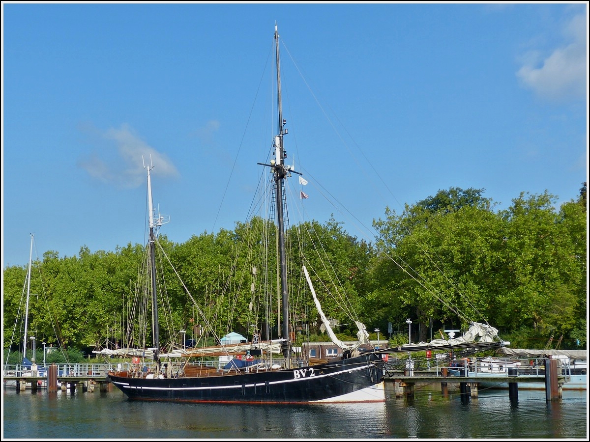 Segelschiff BV2 Vegesack, 2 Master, Bj 1895, gebaut bei der Bremer Vulkan Werft, Heimathafen Bremen,  Restauriert zwischen 1979 & 81 in Hamburg, Volvo Penta Motor 350 Ps, L 35,4 m, B 5,40 m, Segelflche 360m, das Schiff kann auch fr Ausflge genutzt werden, bei Tagesfahrten hat es Platz fr 30 Pers, bei Mehrtagesfahrten 10 Personen. Aufgenommen nahe der Schleuse vom Nord- Ostseekanal bei Kiel am 18.09.2013.